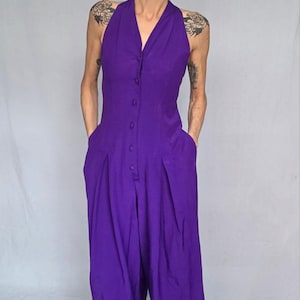 90-tals lila halterneckjumpsuit, med bur i ryggen (ärmlös, böljande liten petite)
