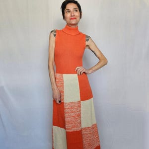 1970s Sleeveless Wool Bouclé Knit Maxi Dress – Orange & Cream Checkerboard Pattern
