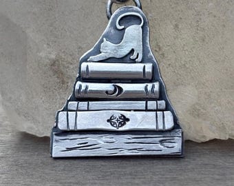 Sterlingzilveren boekenplank kattenhanger: handgemaakte sieraden voor boekenliefhebbers
