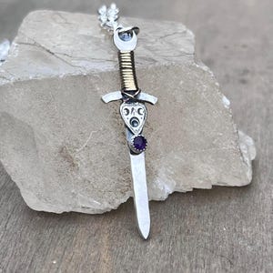 Pendentif épée en argent sterling et laiton avec améthyste et ouija