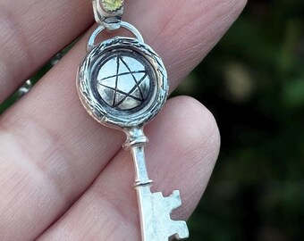 Nyckelpentakelhänge med peridot | Wiccasmycken | Magiskt nyckelhalsband | Hednisk häxamulett