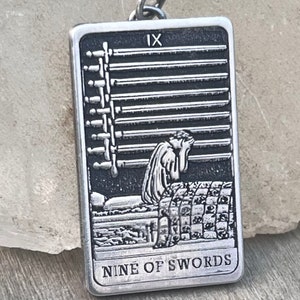 Cartas de tarot de plata de ley, nueve de espadas