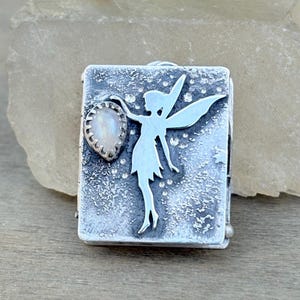 Feenmedaillon aus Sterlingsilber mit Mondstein und Schmetterlingen und Amethyst im Inneren, silberner Anhänger zum Öffnen