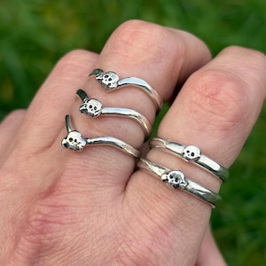 Stapelbara dödskalleringar i sterlingsilver — Söta gotiska handgjorda ringar, unika alternativa smycken i present
