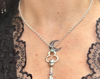 Ciondolo chiave con opale etiope e ametista, collana in argento sterling, gioielli gotici simbolici, ciondolo talismano con pietra preziosa