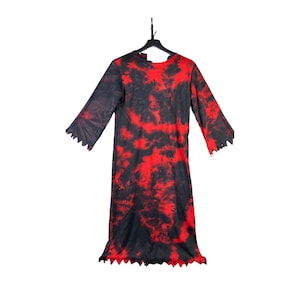 Puede incluir: Un disfraz de tie-dye negro y rojo con un dobladillo irregular. El disfraz está colgado en una percha negra.