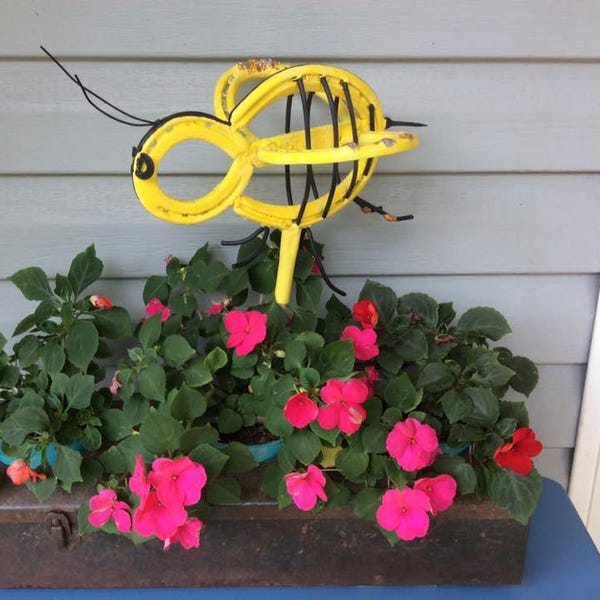 Horseshoe Honey Bee / Garden Art / Recycled Metal Sculpture