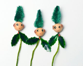 vintage pipe cleaner tie on christmas tree holly people - Vintage Pipe Cleaner Christmas Decorations vintage pipe cleaner tie on christmas tree holly people - Vintage Pipe Cleaner Christmas Decorations