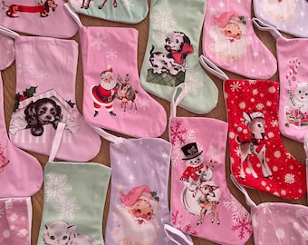 Filhote de cachorro salsicha Kitschmas Weiner Doxie vintage inspirado meia de Natal rosa retrô atômico meados do século árvore estrela Vinnie menino pastel