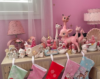 Kitschmas rena veado fulvo boneco de neve vintage inspirado meia de Natal rosa retrô atômico meados do século estrela Vinnie menino pastel flamingo