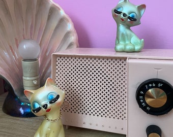 Vintage kitsch anthropomorphic eyelash kitty cat kitten chain pearly retro salt and pepper makeup