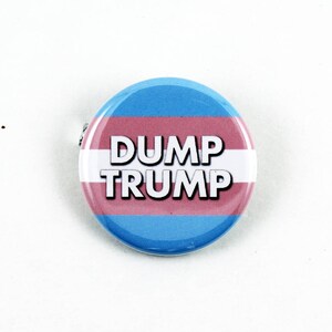 Botón con la bandera transgénero "Dump Trump" - Protesta política (3,18 cm)