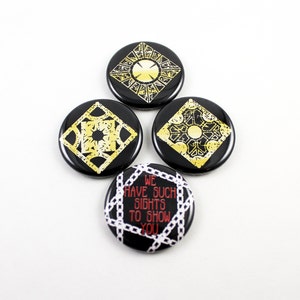 Könnte beinhalten: Vier schwarze und goldene Anstecknadeln mit geometrischem Design und dem Text "We have such sights to show you".