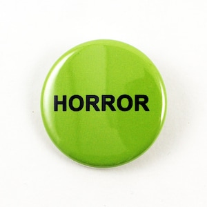 Pegatina de terror / Botón pinback de 1 1/4 pulgadas / Pegatina icónica de alquiler de VHS