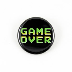 Game Over | 1 1/4 di pollice Pinback Button - gioco 8-bit amore nostalgia retrò NES videogiochi classici