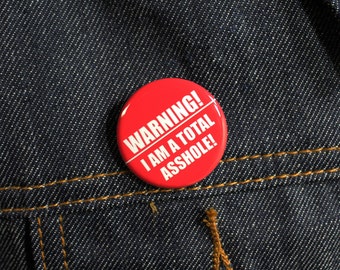Attenzione! Sono un coglione totale! | Slogan scortese divertente di pulsante pinback 1 1/4 di pollice