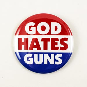 Dios odia las armas / Botón Pinback de 2 1/4 pulgadas / Lemas de protesta anti-armas anti-NRA