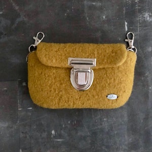Gürteltasche in der Trendfarbe senf gelb, mit Karabinerhaken und Steckverschluss, für die kleine Geldbörse oder Brieftasche
