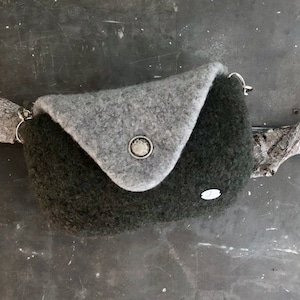 Handytasche in Grüngrau- und Grau mit Knopf  ideal für die kleine Geldbörse und das Handy
