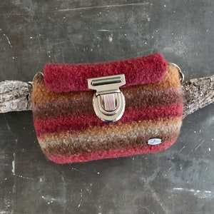 Die Mini Gürteltasche handgearbeitet und aus Wolle gefilzt, ein hübsches Accessoire für die kleinen wichtigen Dinge