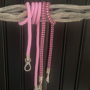 Kurze und lange Taschengurte aus Segelseil  in Aubergine Mix und Lavendelrose mit silberfarbenen Karabinern, Schultergurte