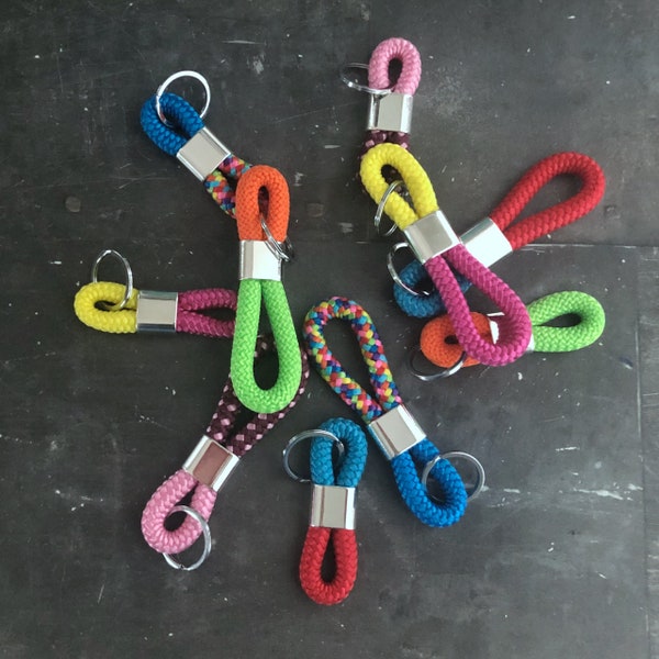 Schlüsselanhänger aus Segelseil in bunten Farben mit silberfarbenen  Zwischenstücken ohne Gravur, eine kleine Aufmerksamkeit