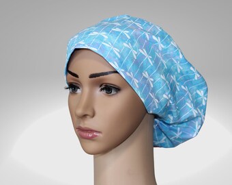 Casquette de gommage bleue avec papillons