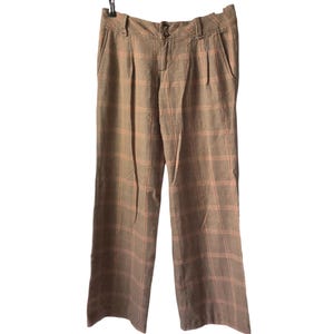 Puede incluir: Pantalones de pierna ancha con estampado de cuadros beige y rosa. Los pantalones tienen cierre de bot&oacute;n y cremallera, bolsillos delanteros y un cord&oacute;n. La tela tiene un ligero brillo.