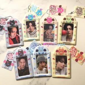 Puede incluir: Una colección de portatarjetas decorativos con fotos de jóvenes. Cada soporte tiene un diseño único con un oso de dibujos animados y el texto "Vamp Voice". Los soportes son de varios colores, incluyendo blanco, amarillo y azul.