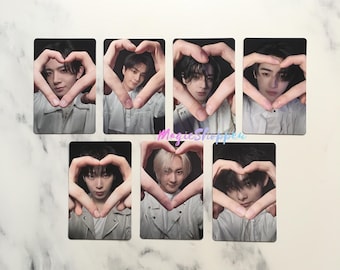 Fotografías oficiales de edición limitada de ENHYPEN YOI en el estadio Ajinomoto con forma de corazón.
