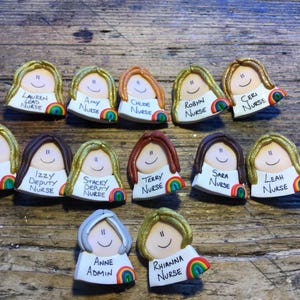 Gepersonaliseerde werknemersbadge: handgemaakt NHS-cadeau voor verzorgers goedkope collega's cadeau kousvuller afbeelding 9