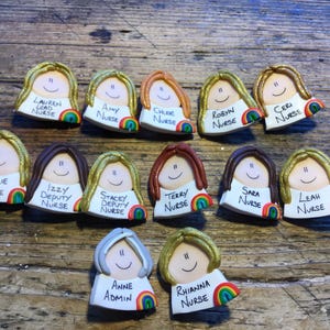 Gepersonaliseerde werknemersbadge: handgemaakt NHS-cadeau voor verzorgers goedkope collega's cadeau kousvuller afbeelding 10