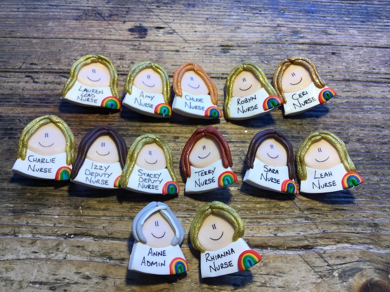 Gepersonaliseerde werknemersbadge: handgemaakt NHS-cadeau voor verzorgers goedkope collega's cadeau kousvuller afbeelding 10