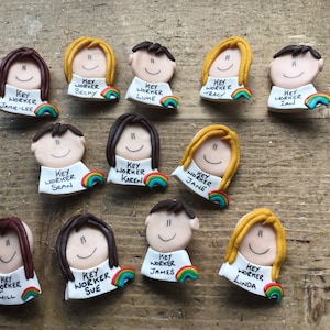 Gepersonaliseerde werknemersbadge: handgemaakt NHS-cadeau voor verzorgers goedkope collega's cadeau kousvuller afbeelding 2