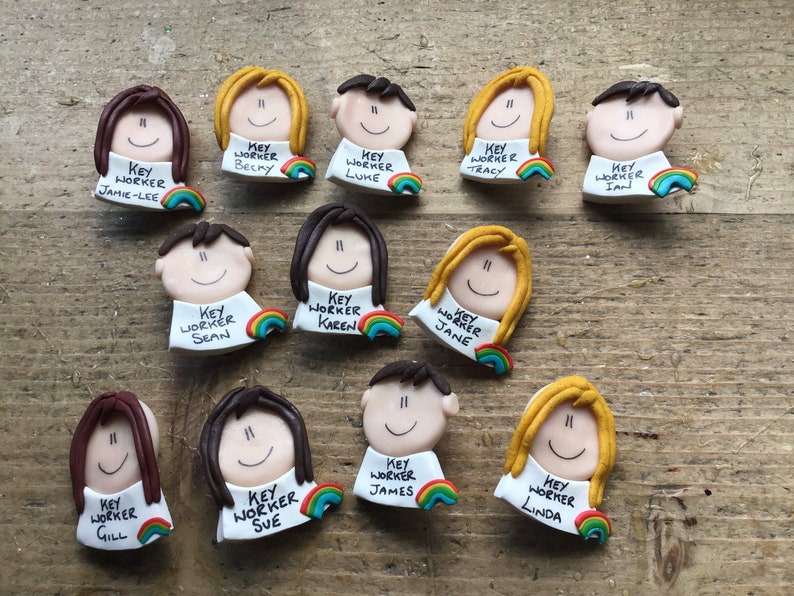 Gepersonaliseerde werknemersbadge: handgemaakt NHS-cadeau voor verzorgers goedkope collega's cadeau kousvuller afbeelding 2