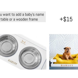 Pu&ograve; includere: Set di due ciotole per cani bianche con il nome personalizzato "HARLEY" in lettere dorate. Le ciotole sono in acciaio inossidabile e sono montate su una base in legno bianco. Il testo "+$15" &egrave; visibile nell'immagine.
