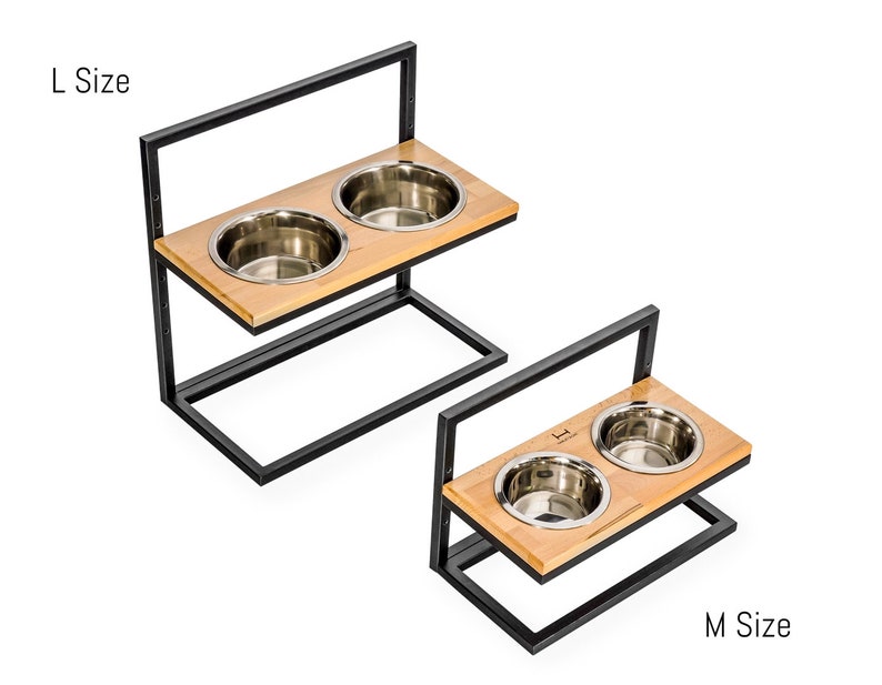 K&ouml;nnte beinhalten: Zwei erh&ouml;hte Hunden&auml;pfe mit einem schwarzen Metallrahmen und einer Holzplattform. Die N&auml;pfe sind aus Edelstahl und die gr&ouml;&szlig;ere Gr&ouml;&szlig;e ist mit "L Size" und die kleinere Gr&ouml;&szlig;e mit "M Size" gekennzeichnet.