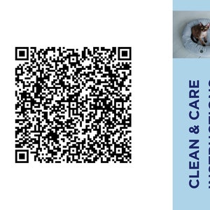 Puede incluir: Un c&oacute;digo QR en blanco y negro con el texto "Clean & Care Instructions" en azul sobre un fondo azul claro. Un gato marr&oacute;n est&aacute; sentado en una cama para mascotas gris y azul.
