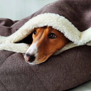 Cama con capucha de piel sintética para perros, cueva de lujo marrón