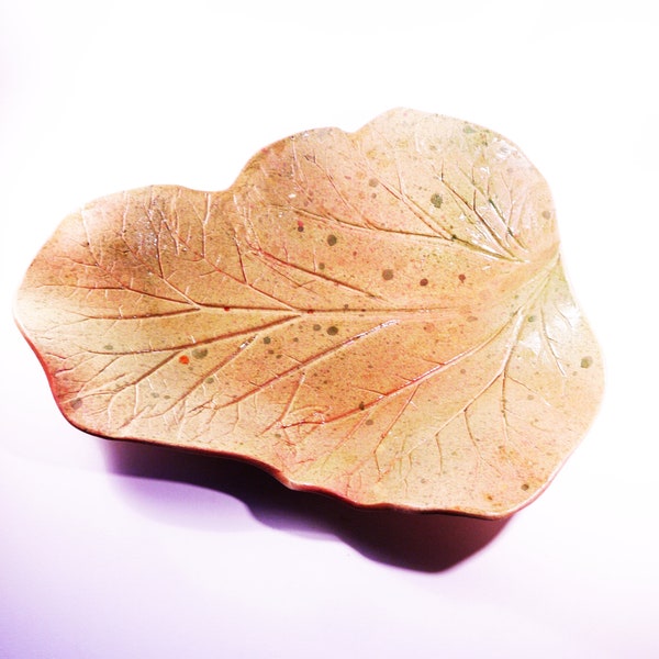 Naturalna ceramika, jesienny liść zrobiony z rabarbaru, ceramiczna dekoracja, duża patera, prezent na święta