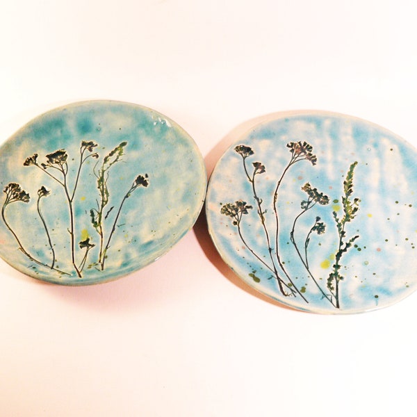 Niebieskie naturalne talerze, ceramiczne, ręcznie  robione, odcisnięte prawdziwe rośliny