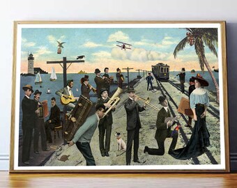 Puede incluir: Una postal vintage que representa a un grupo de personas tocando instrumentos musicales en un muelle. La escena se desarrolla bajo un cielo azul con un pequeño avión volando por encima. Se puede ver un faro en la distancia y un tren en el fondo.