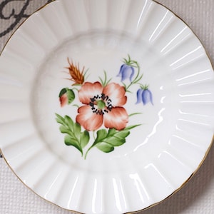 Piatto rotondo vintage Lyngby Danimarca molto raro a forma di ventaglio. Bianco con fiori di campo nordici. Papavero rosso e campanelle. Da collezione botanica.