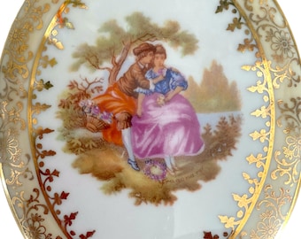 Antiek porseleinen medaillon van Limoges: rococo-paar, gouden accent (9,5 x 7,5 cm)