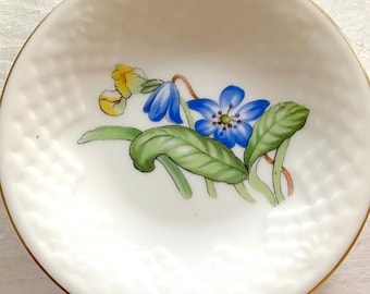 Vintage Bing & Grøndahl Saxon Flower Bluebells and Daffodils. Petite Round Plate Tray. Gold Trim Waffle Texture. Sold per Plate