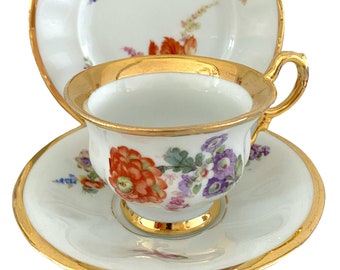 Seltene antike 1920er KPM Saxon Blumen-Goldakzent-feine Porzellan-Teetasse, Untertasse, Beilagenteller-Set. Royal Crown KPM Denmark. Wählen Sie Blumenfarbe