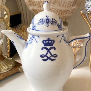 Danish Queen Louise Royal Crown Monogram Rare Antique 1870-1900 Royal Copenhagen Blue Star Fluted Lidded Coffee/Tea Pot. 1. Class Denmark.