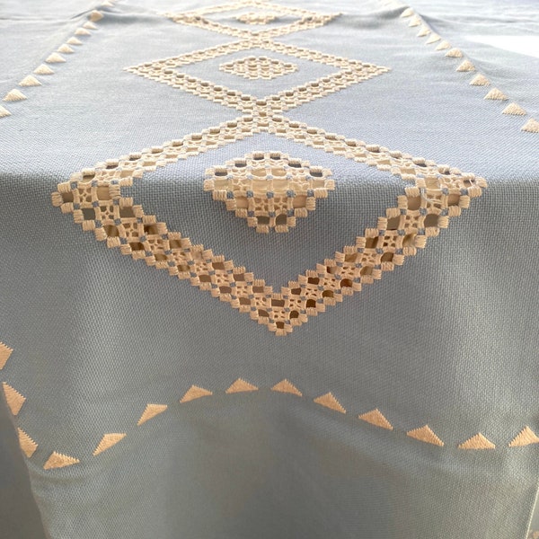 Bleu pastel vintage avec du blanc. Nappe élégante en coton et lin fabriquée à la main, broderie scandinave traditionnelle en Hardanger. Monogrammé