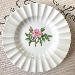 Piatto rotondo vintage Lyngby Danimarca a forma di ventaglio. Bianco con motivo floreale rosa nordico. Da collezione.