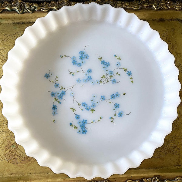 Plato para tarta redondo clásico Veronica de Arcopal, estilo francés, vintage, década de 1950. Diseño botánico de flores silvestres en azul y verde. Vidrio opalino blanco.